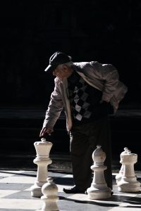 idoso a jogar xadrez