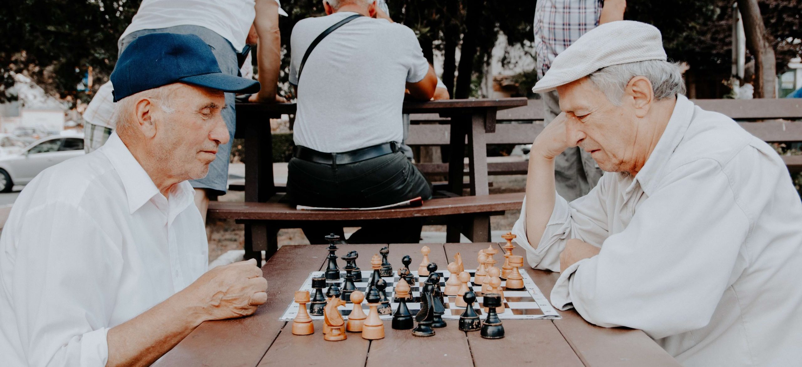 2 idosos a jogar xadrez