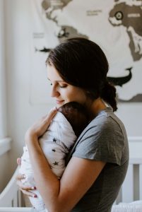 Mãe com filho recém-nascido