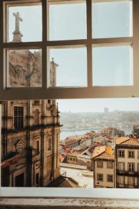 Vista de uma janela para a cidade do Porto