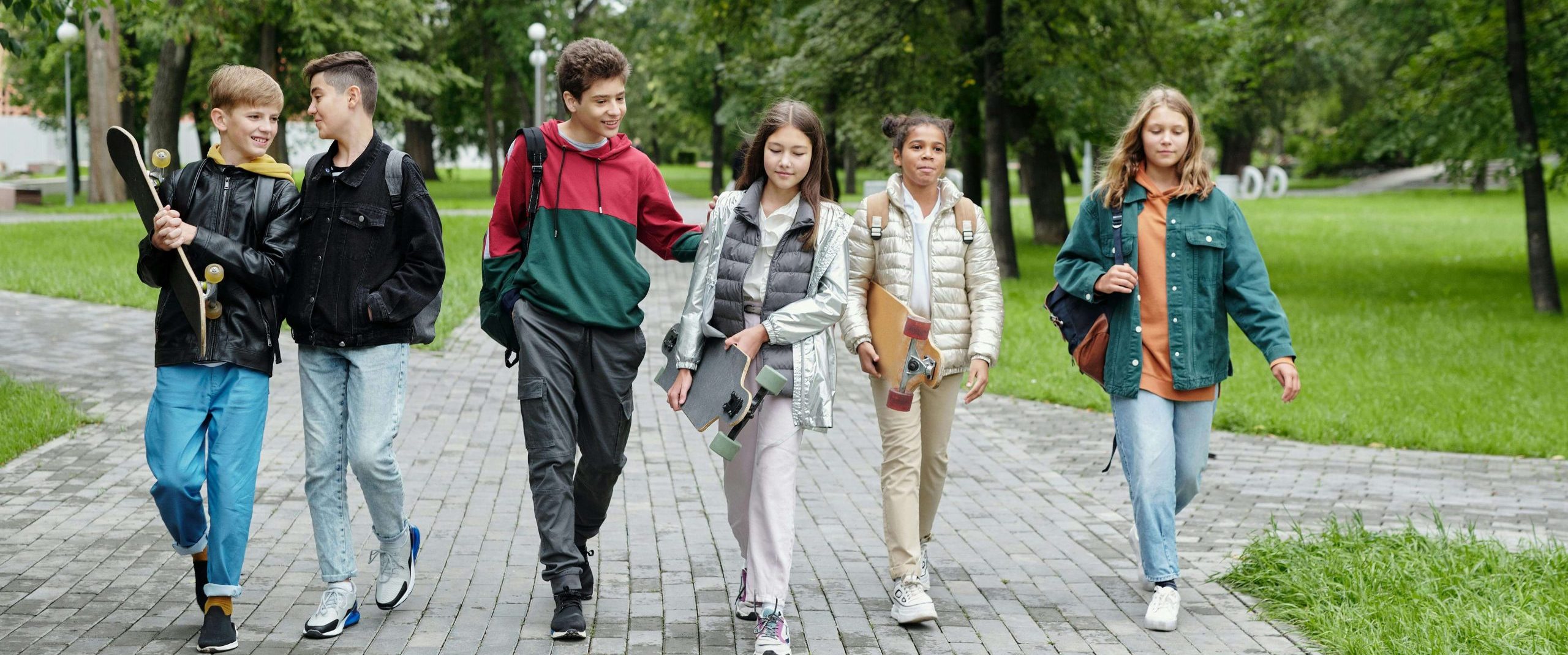 Adolescentes a passearem na escola juntos