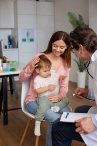 Família com um bebé numa consulta com o médico de família
