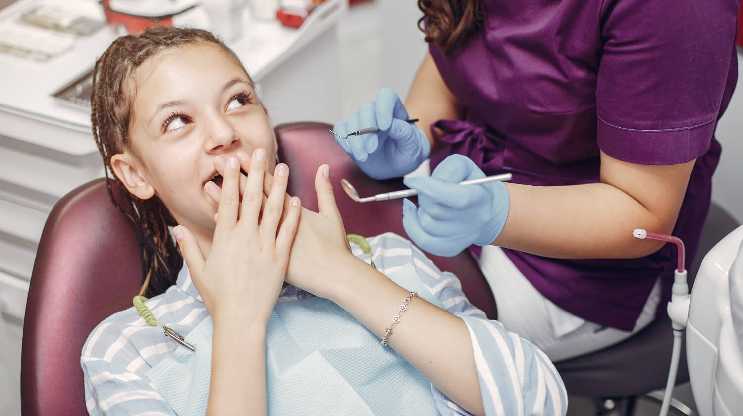 Criança a utilizar o cheque dentista no dentista