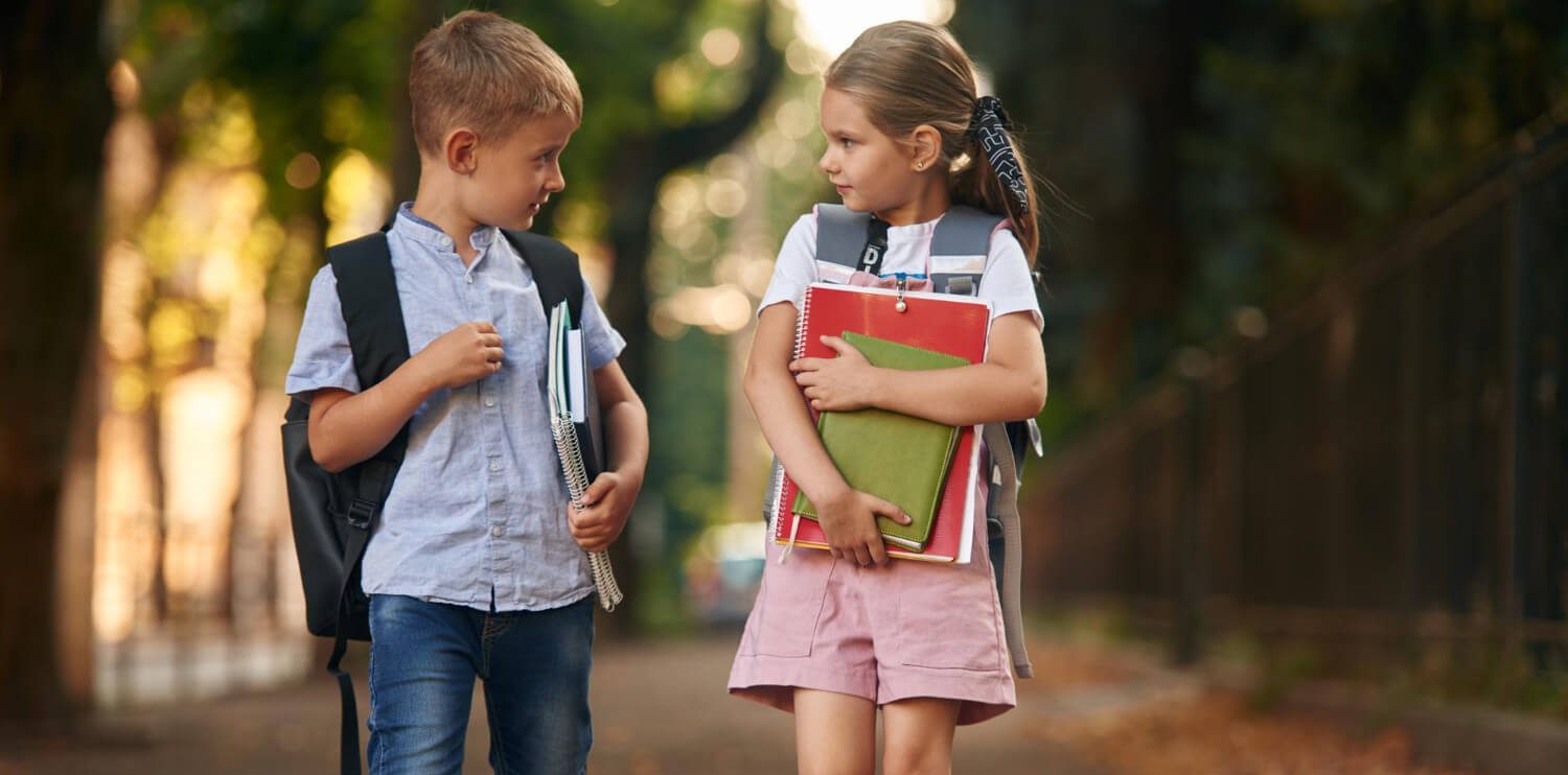 Crianças juntas a passear depois da escola