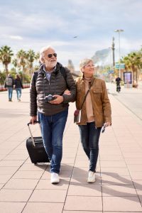 Casal de idosos a viajar