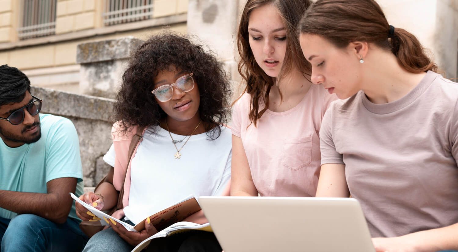 Grupo de estudantes universitários a socializarem