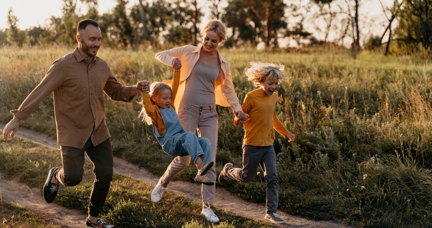 Família a brincar no campo