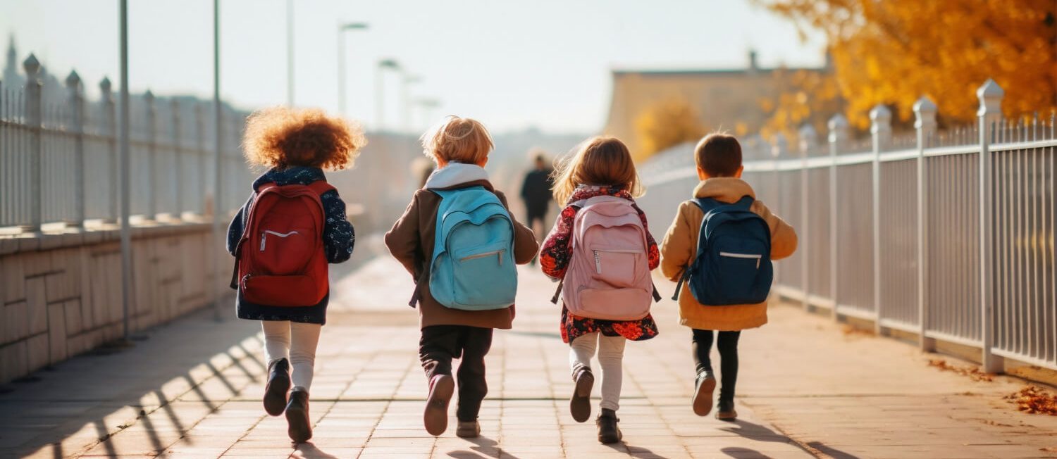 Crianças na escola a andar