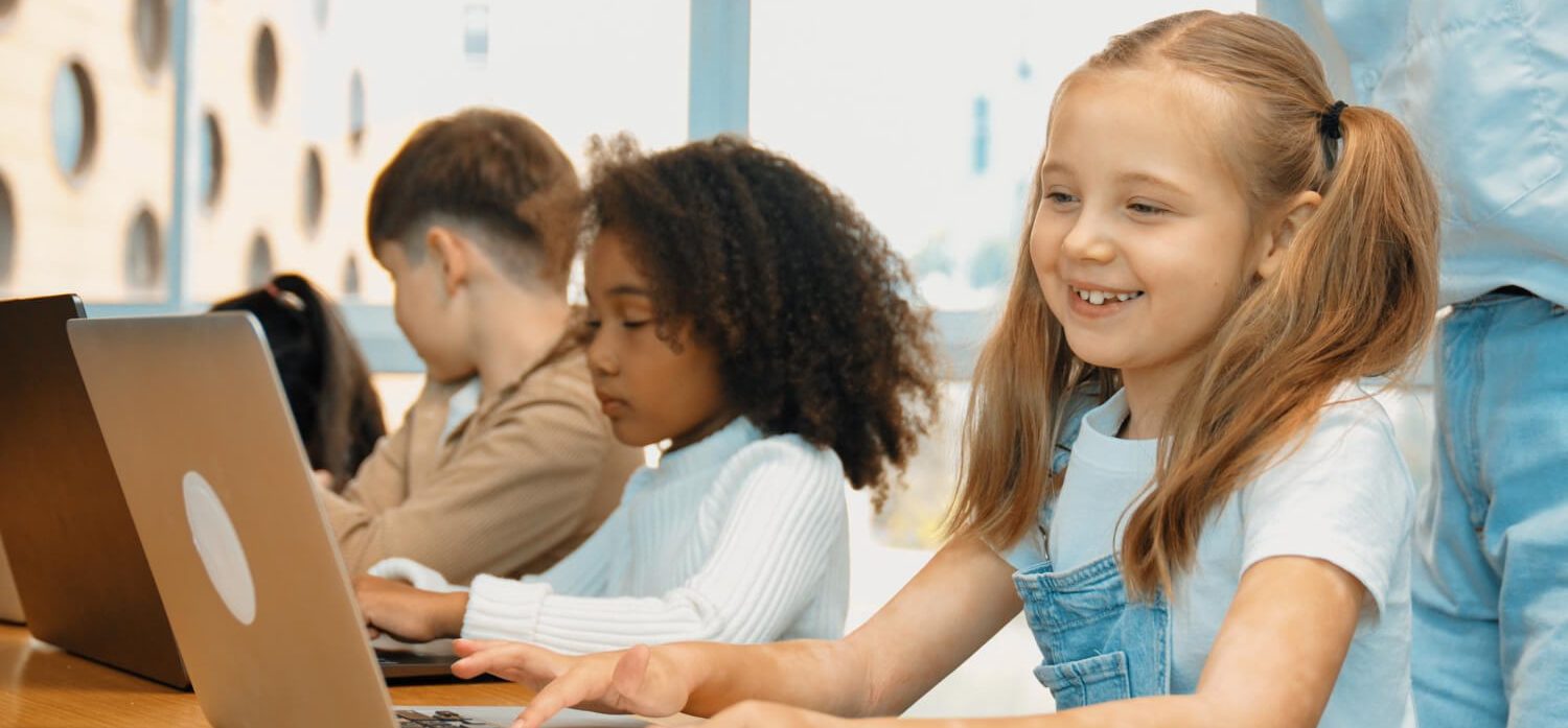 Crianças na escola a utilizar computadores