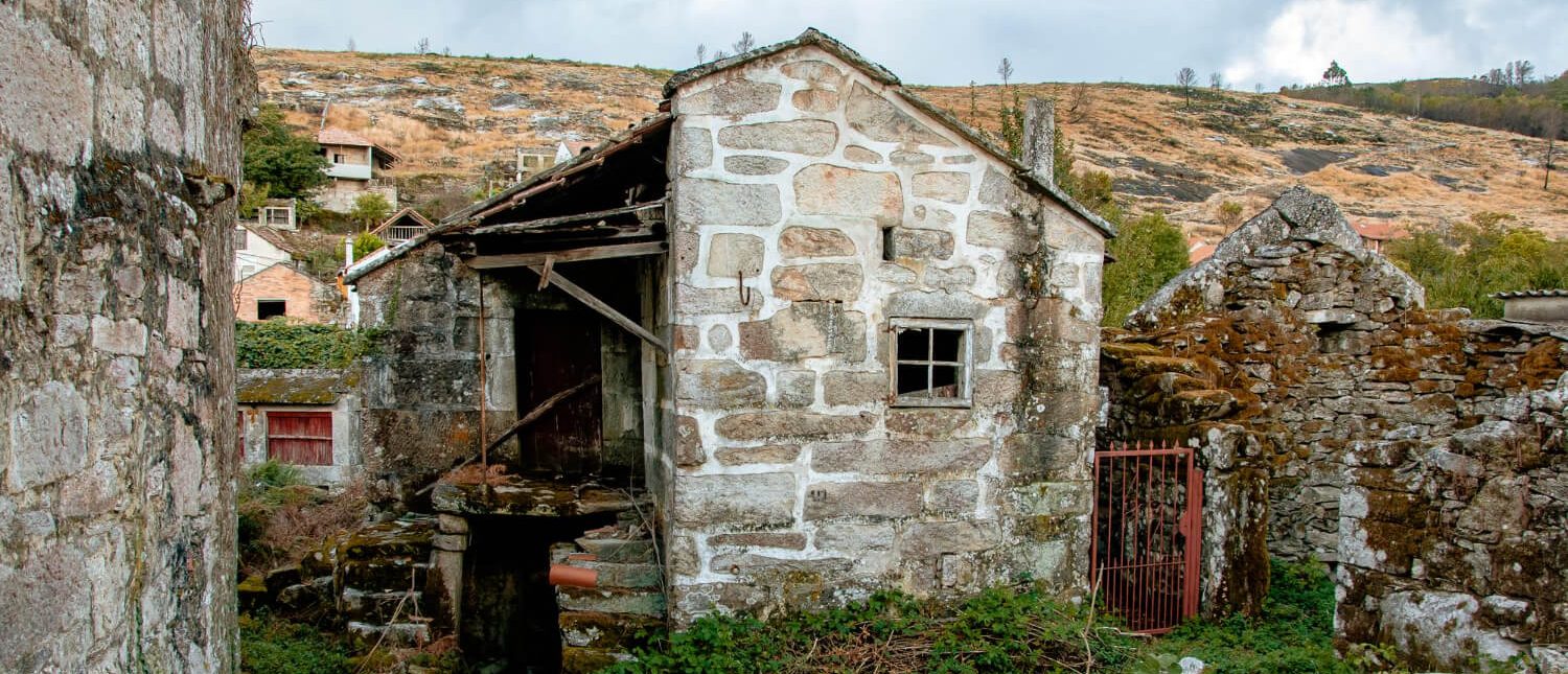 Casa em ruínas no campo