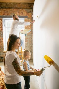 Família a renovar habitação