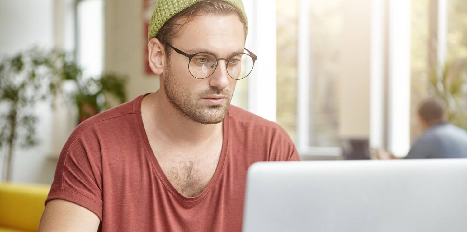 Homem a usar o computador e o telemovel