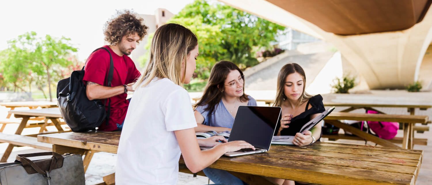 Estudantes universitarios a conversar