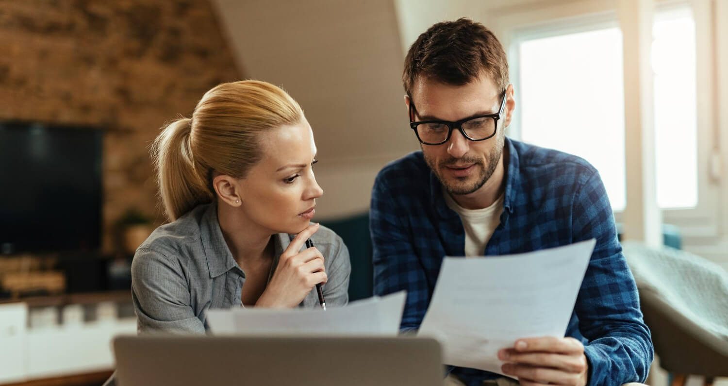 Casal a conversar sobre documentos