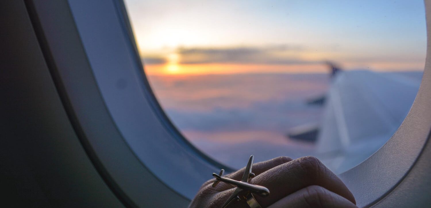 Pessoa no avião a fazer uma viagem