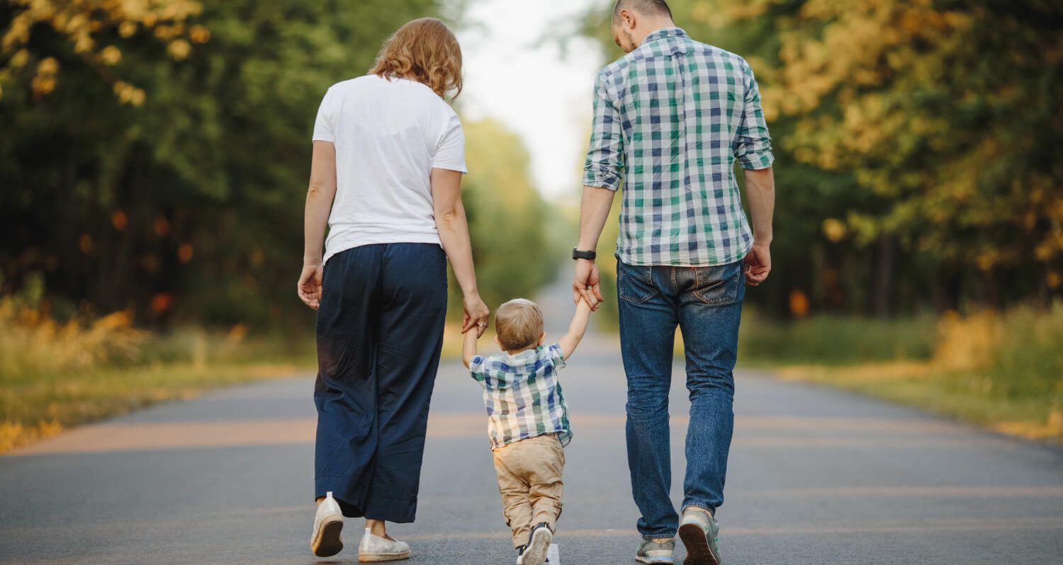 Casal a passear com bebé