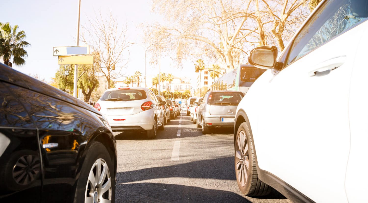 Carros estacionados num parque de estacionamento