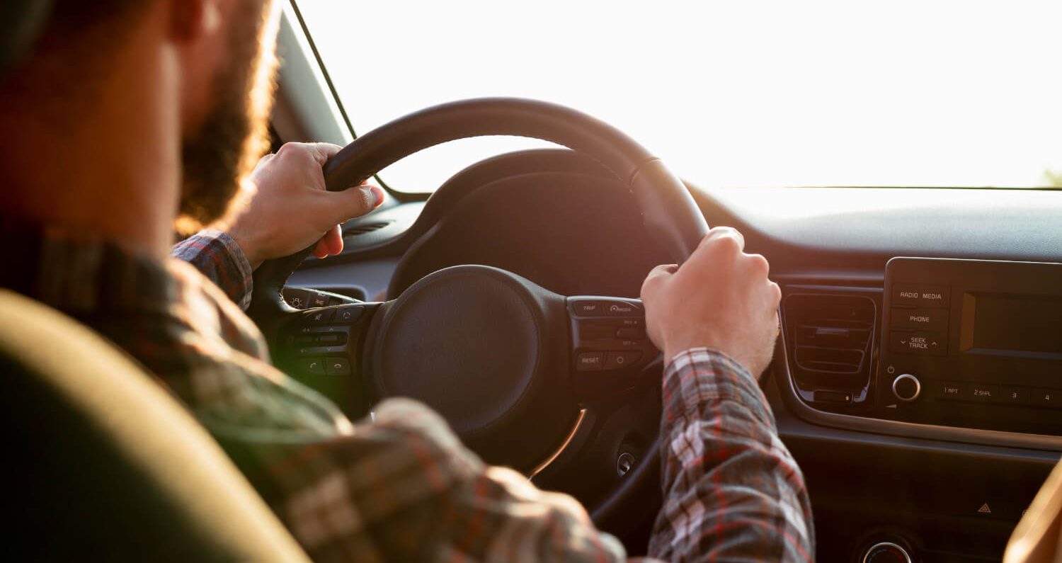 Homem a conduzir um carro