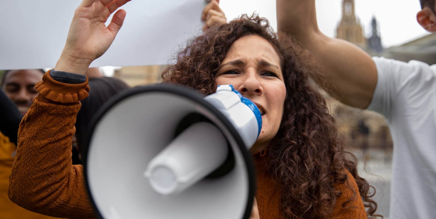 Pessoas a fazerem greve e a protestarem 