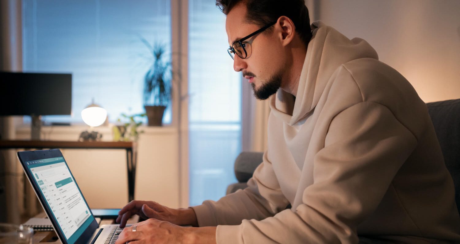 Jovem no computador a pesquisar