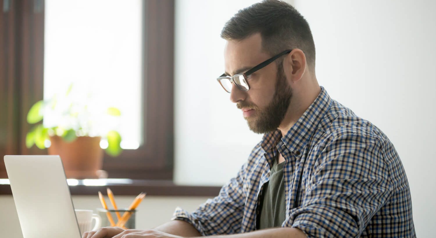 Homem no computador a fazer o registo automóvel online