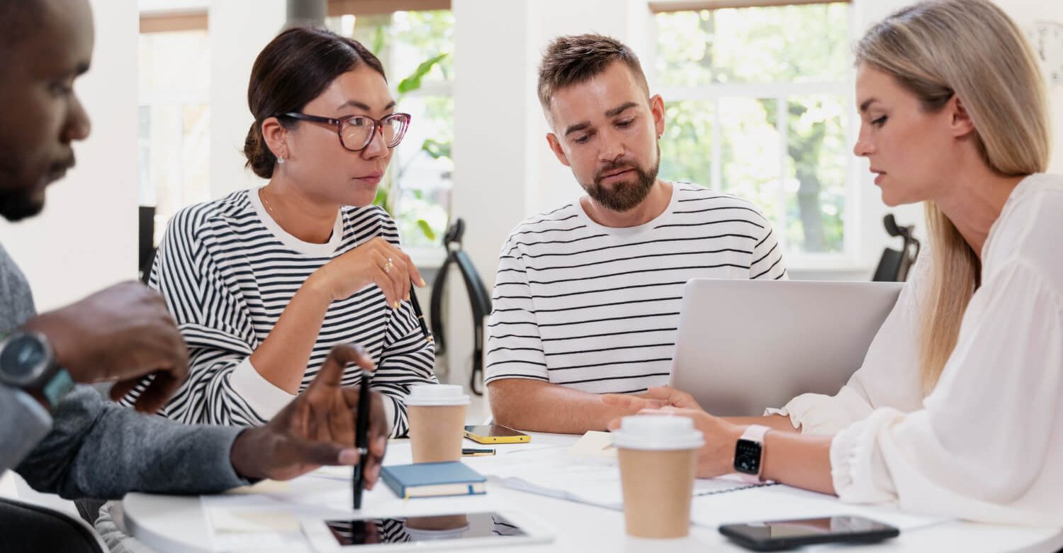 reunião de trabalho para decidirem o CAE