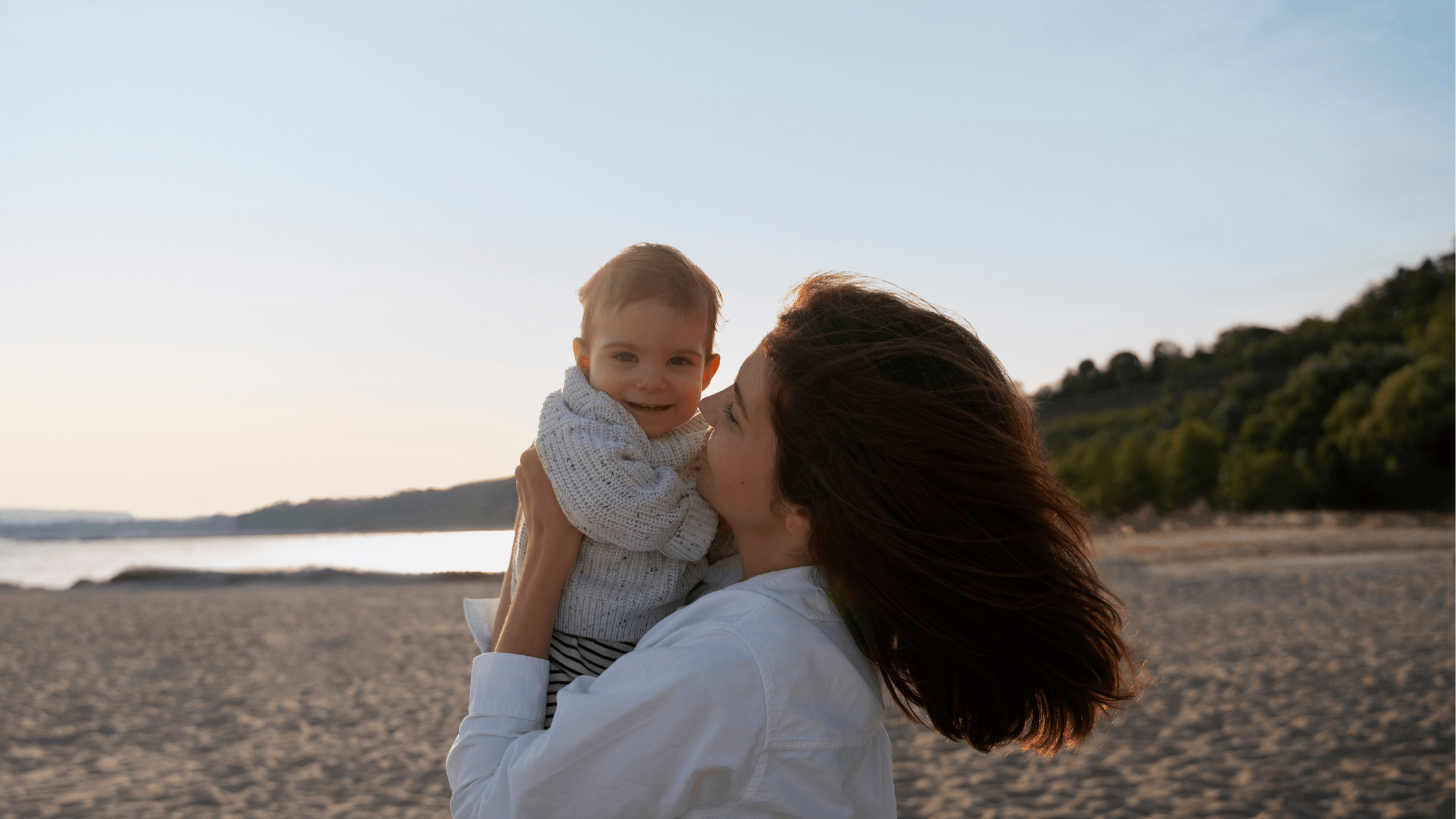 Mãe solteira com filho pequeno a receber apoio social