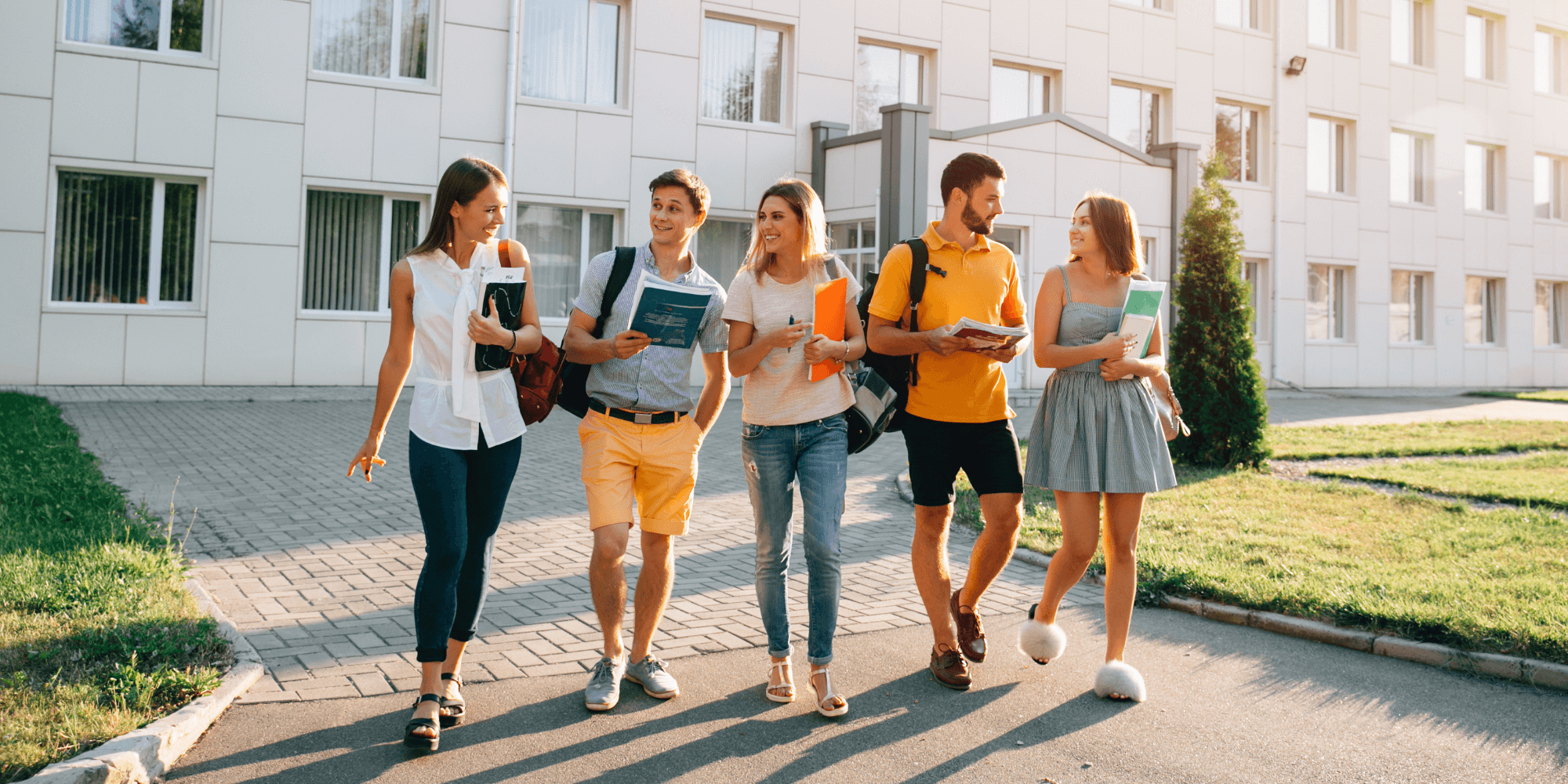 4 estudantes com uma bolsa de estudos de uma universidade portuguesa a falar
