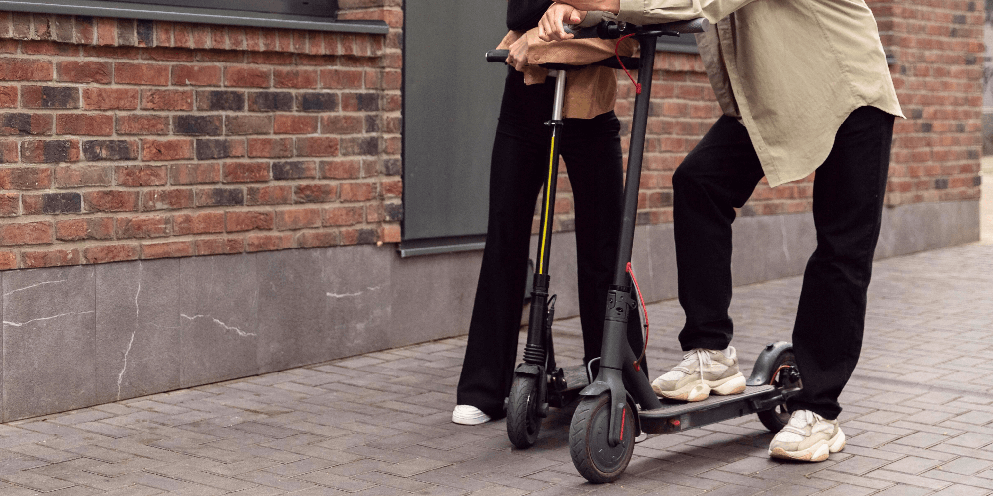 Casal de namorados a dar uma volta de trotinete