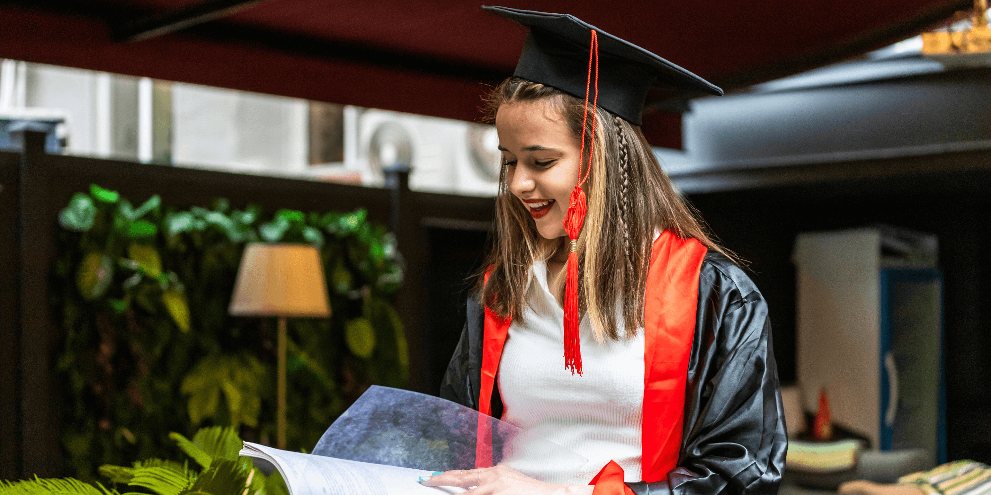 Rapariga na universidade a consultar as suas notas