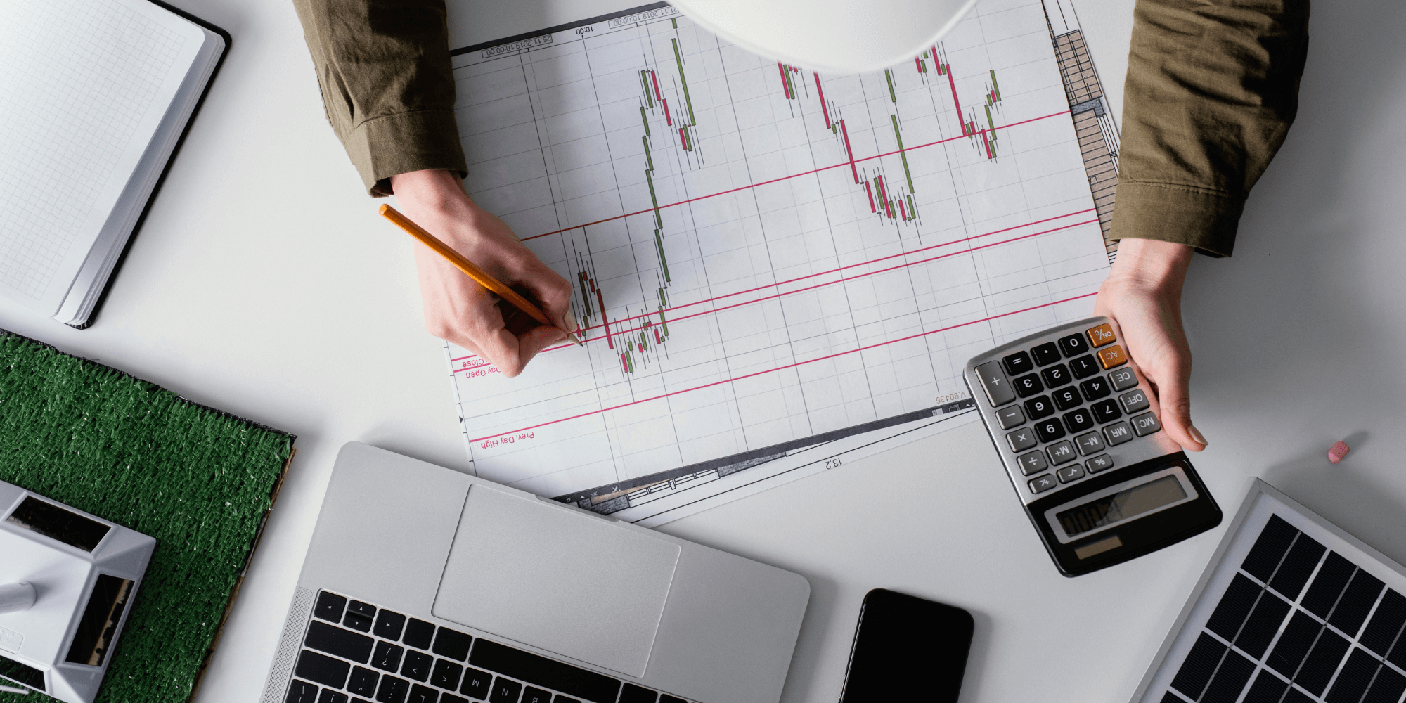 Homem a traçar um plano financeiro de investimento