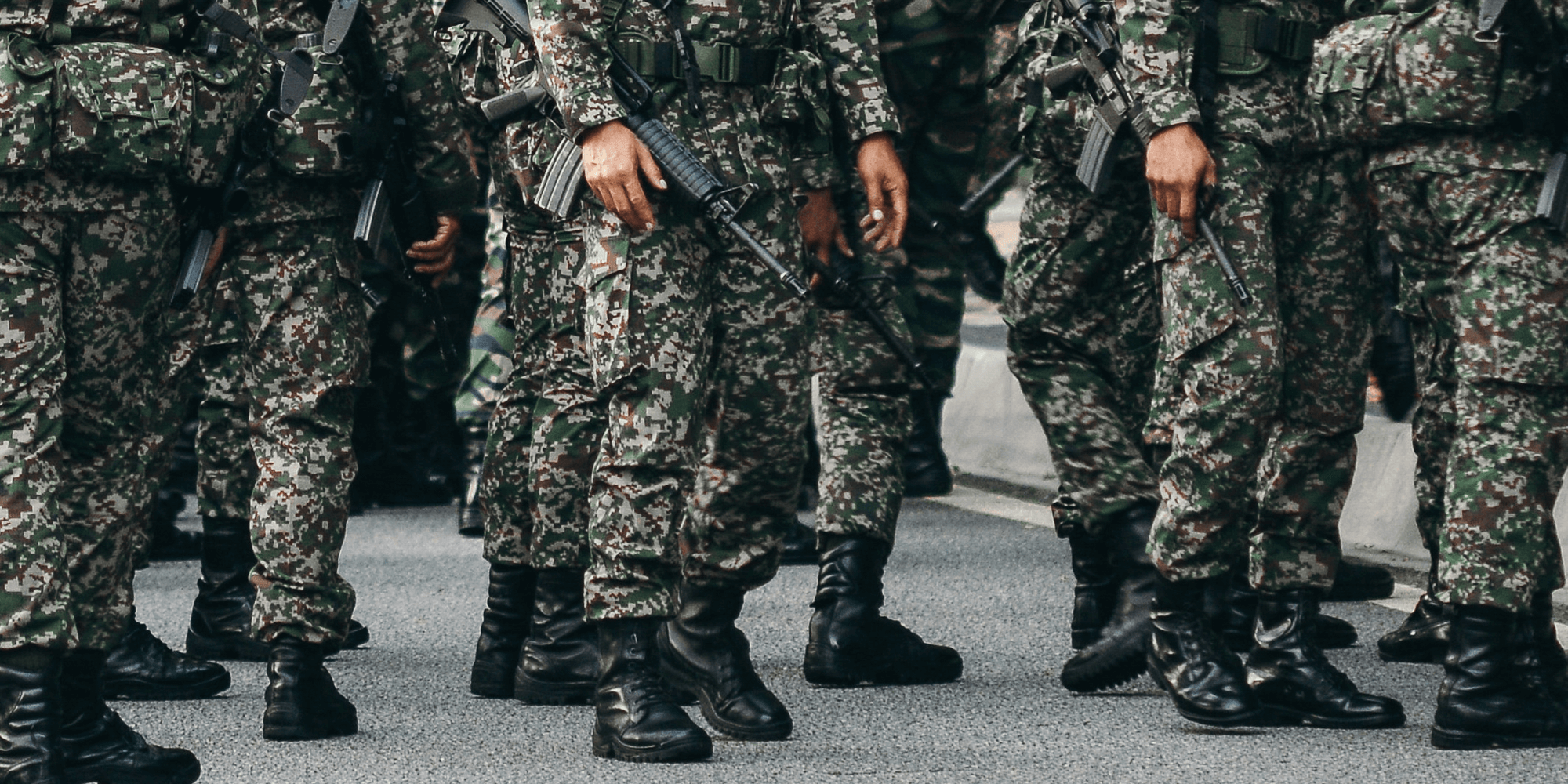 Fotografia das botas e das fardas de combatentes portugueses reunidos