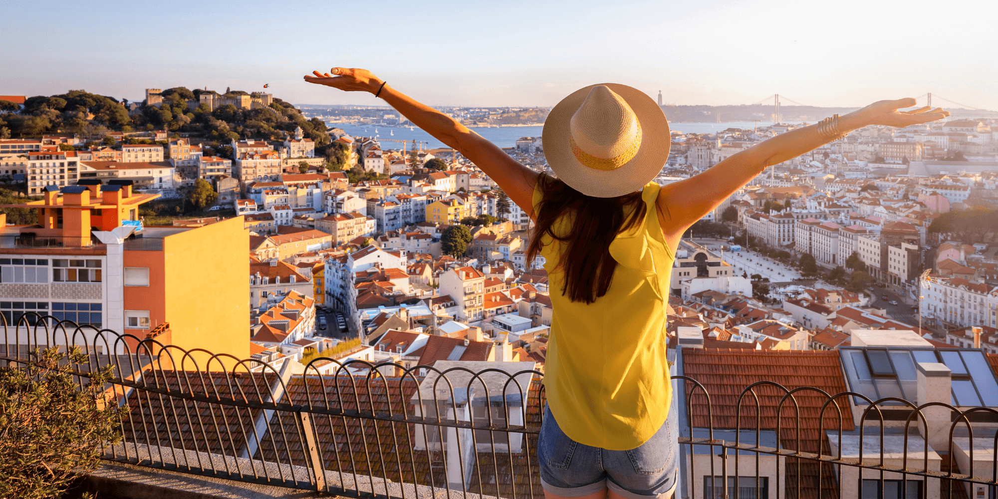 Rapariga brasileira num miradouro em Lisboa