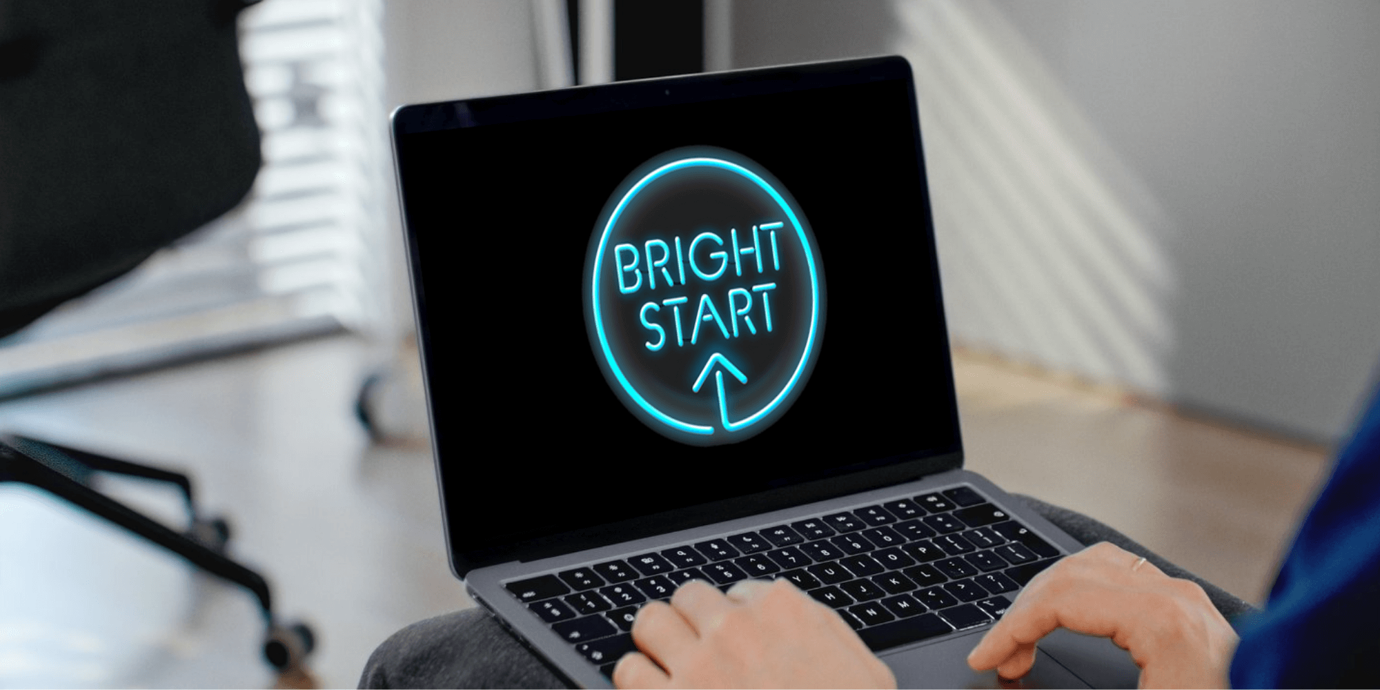 Rapaz a consultar o site do BrightStart
