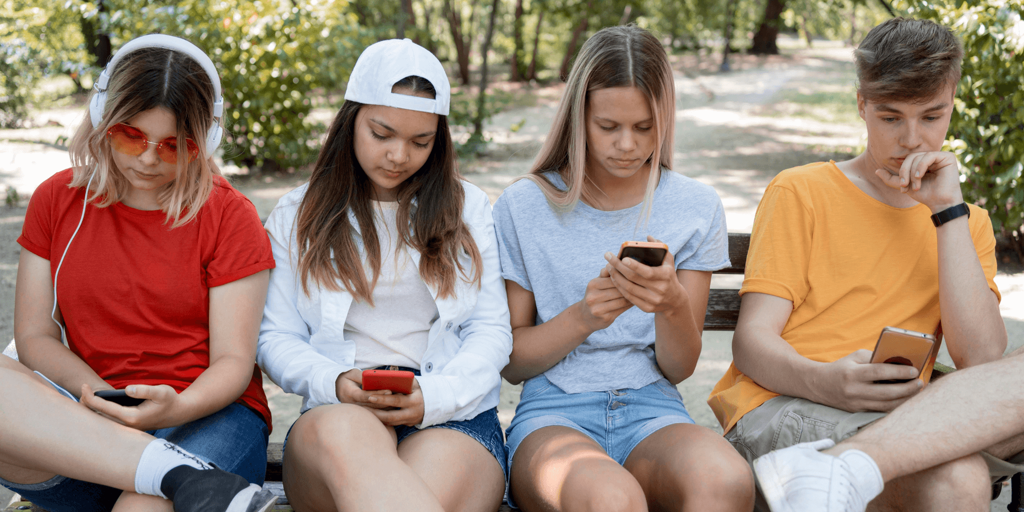 crianças na escola a olhar para os seus telemóveis
