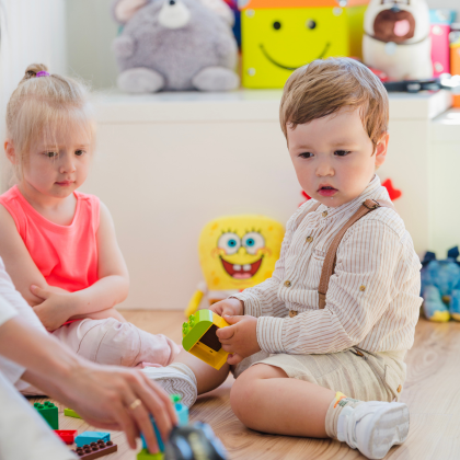 duas crianças a brincar numa creche