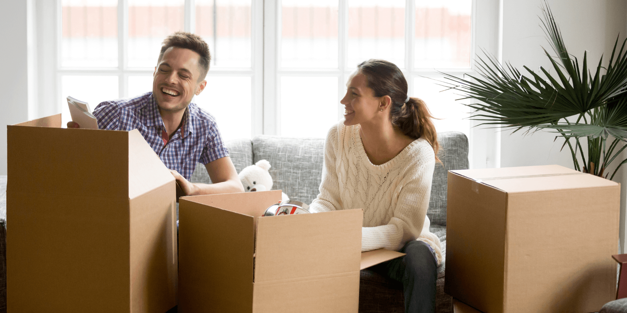 Casal a mudarem a suas coisas para uma casa com renda moderada