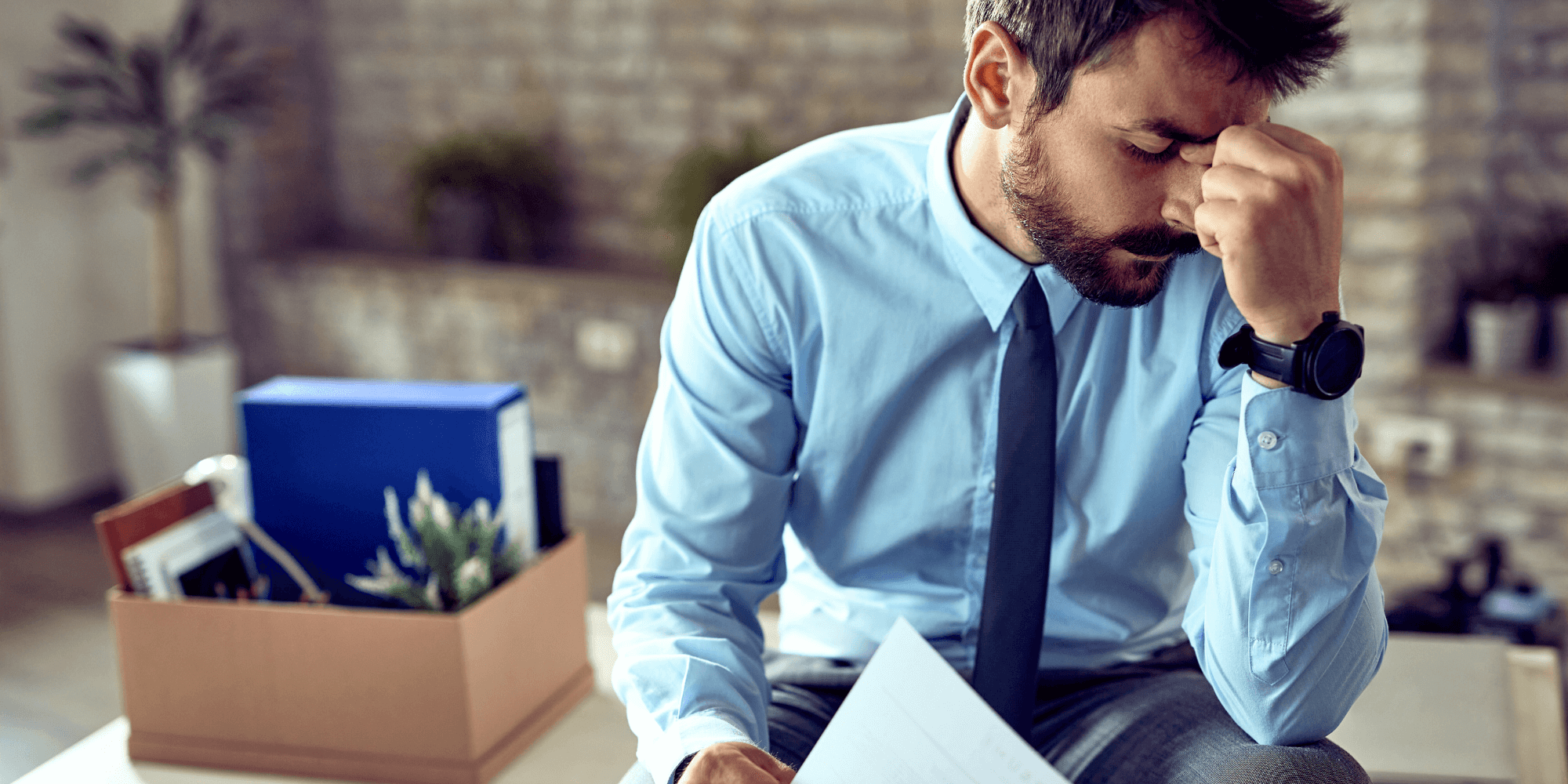 Homem triste com o papel de desemprego parcial na mão