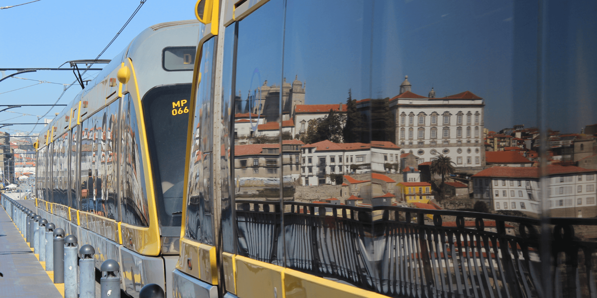 Metropolitano do porto a passar na ponto sobre o rio Douro
