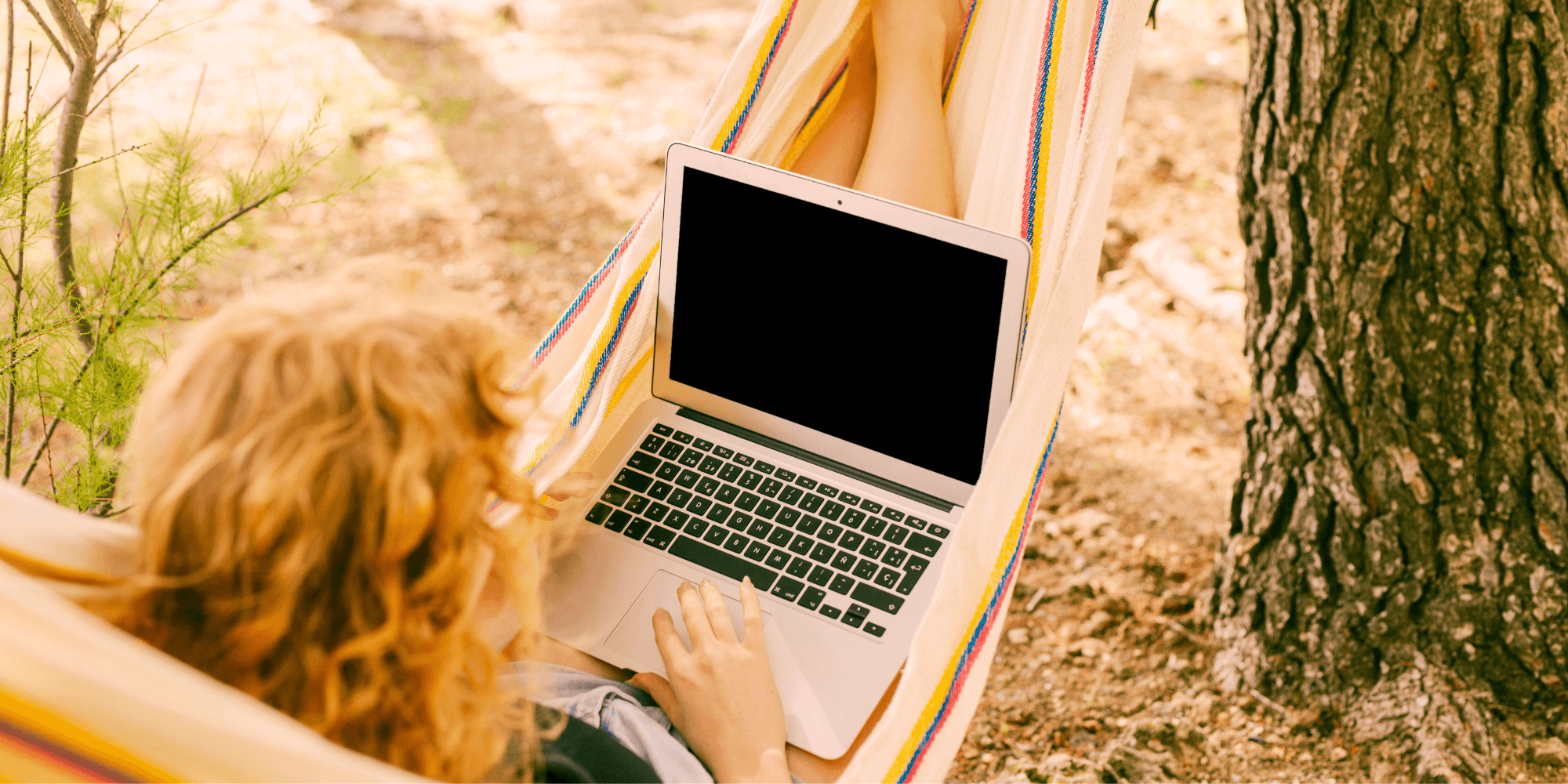 Mulher a trabalhar num computador como nomada digital em portugal