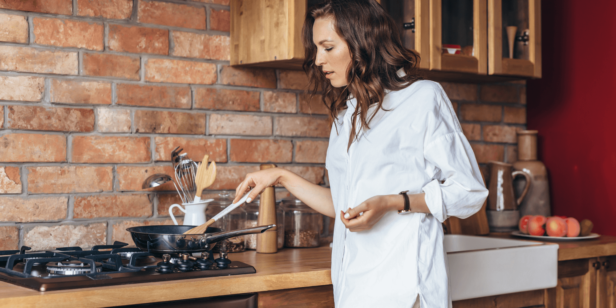 Mulher na cozinha a cozinhar os seus alimentos