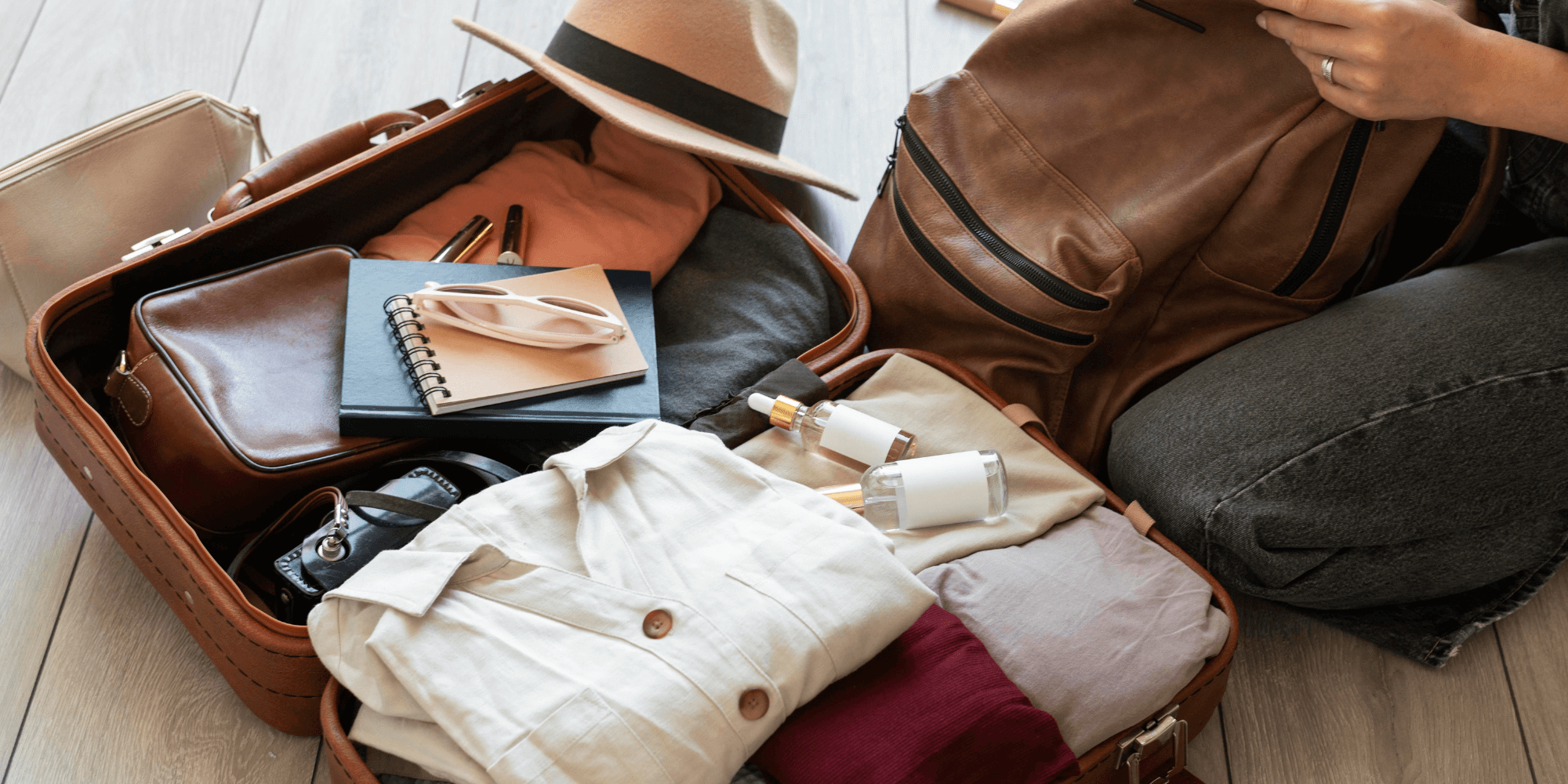 Rapariga a fazer a sua mala de viagem com os seus pertences