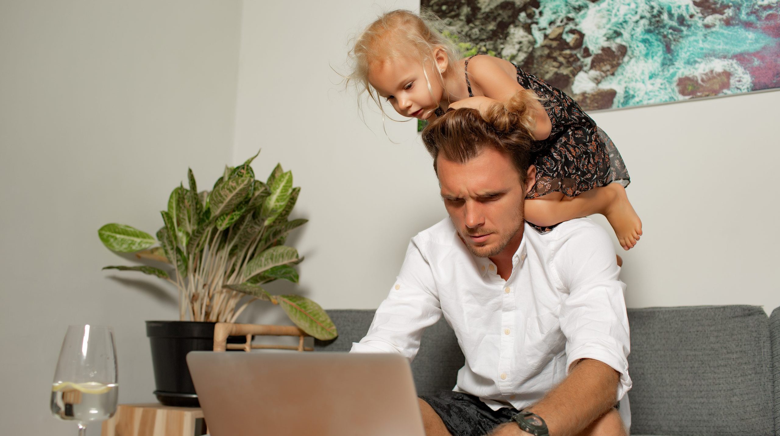 O pai em casa durante a licença de paternidade aproveita os primeiros dias com o bebé. Descobre os teus direitos e o valor do subsídio de paternidade em Portugal com as tuas ajudas