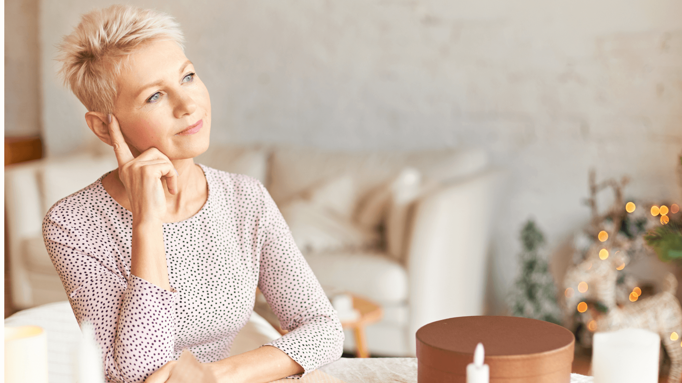 Mulher portuguesa de cerca de 50 anos a rever o orçamento mensal e contas domésticas, com expressão confiante, enquanto calcula formas de poupar dinheiro e melhorar a estabilidade financeira.