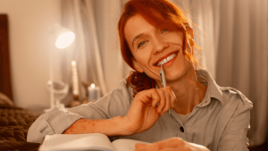 Aprende a garantir estabilidade financeira aos 50 mesmo com um salário baixo. Descobre apoios, dicas e formas simples de poupar em Portugal.