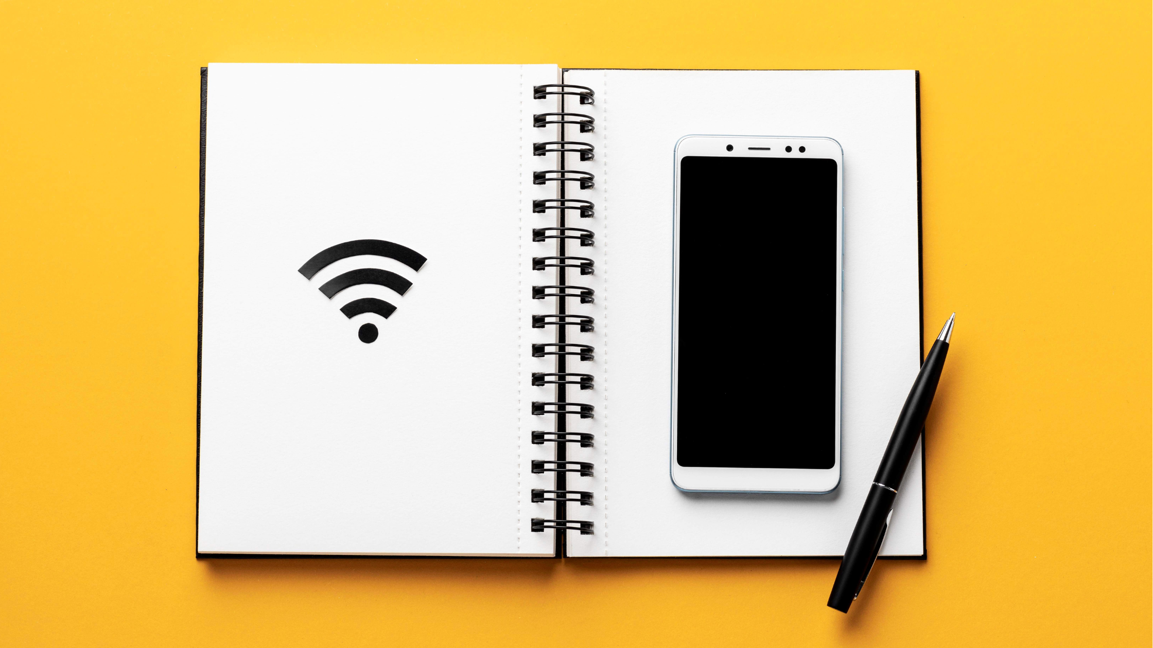 Conceito visual de Wi-Fi seguro em Portugal, com caderno e símbolo de rede sem fios sobre fundo amarelo.