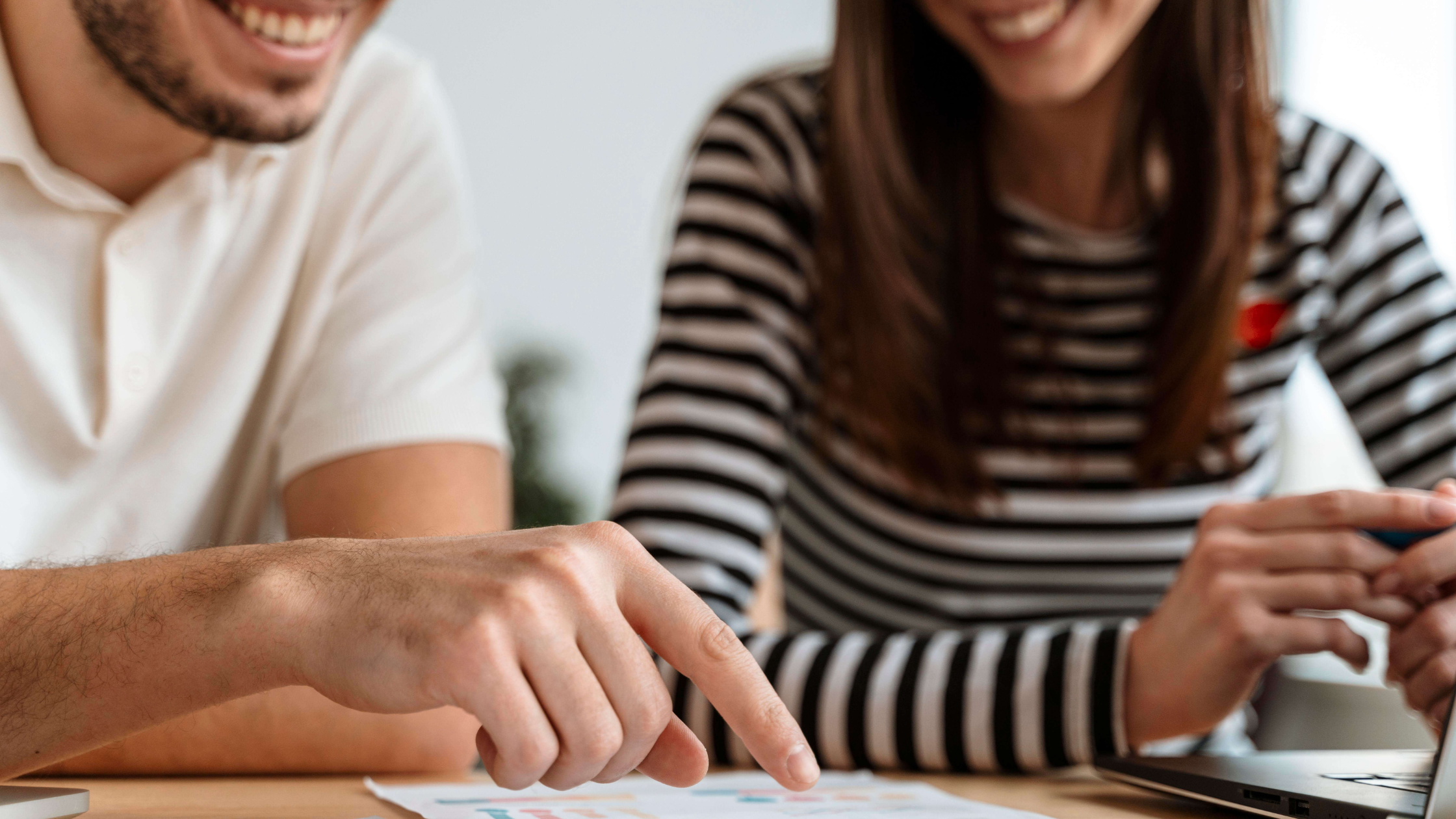 Pessoa a preencher formulários online para solicitar apoios sociais em Portugal em 2025, simbolizando a ajuda financeira e o apoio do Estado às famílias com baixos rendimentos.