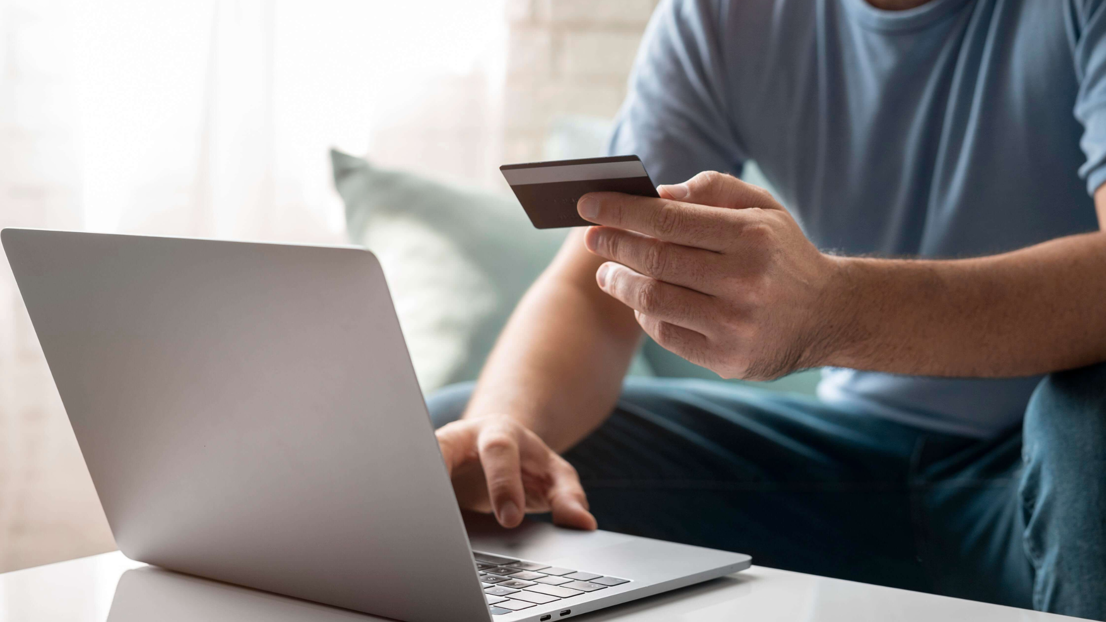 Homem a pagar a Segurança Social online em Portugal através do computador, ilustrando o processo de pagamento de dívidas em prestações no portal da Segurança Social Direta.