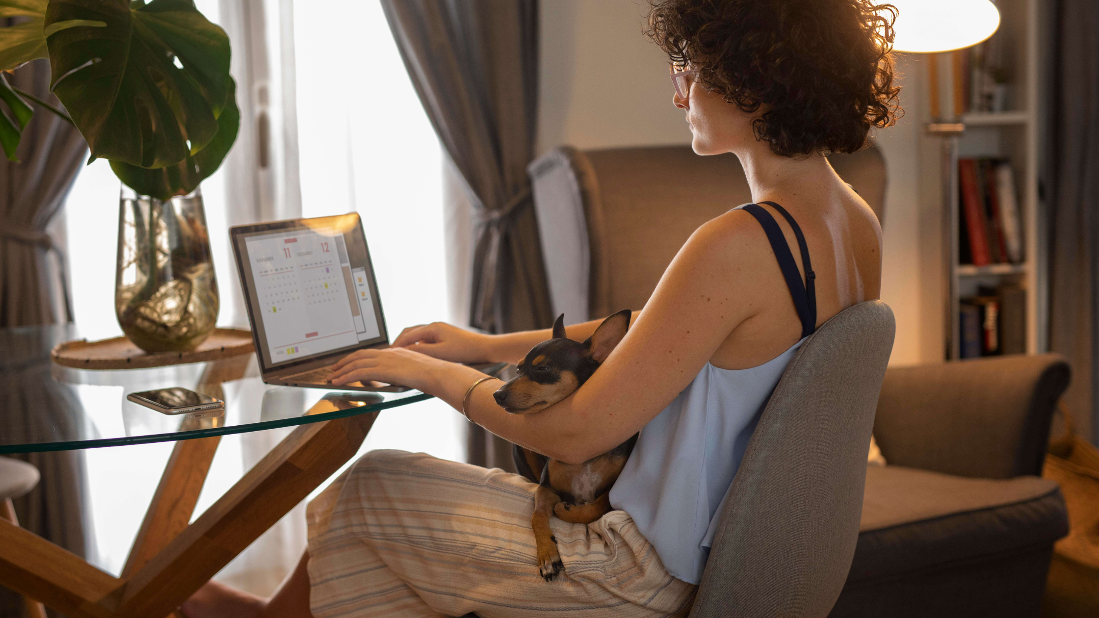 Profissional a trabalhar remotamente em casa, com computador portátil e ambiente confortável, simbolizando o trabalho remoto e flexível em Portugal em 2025.