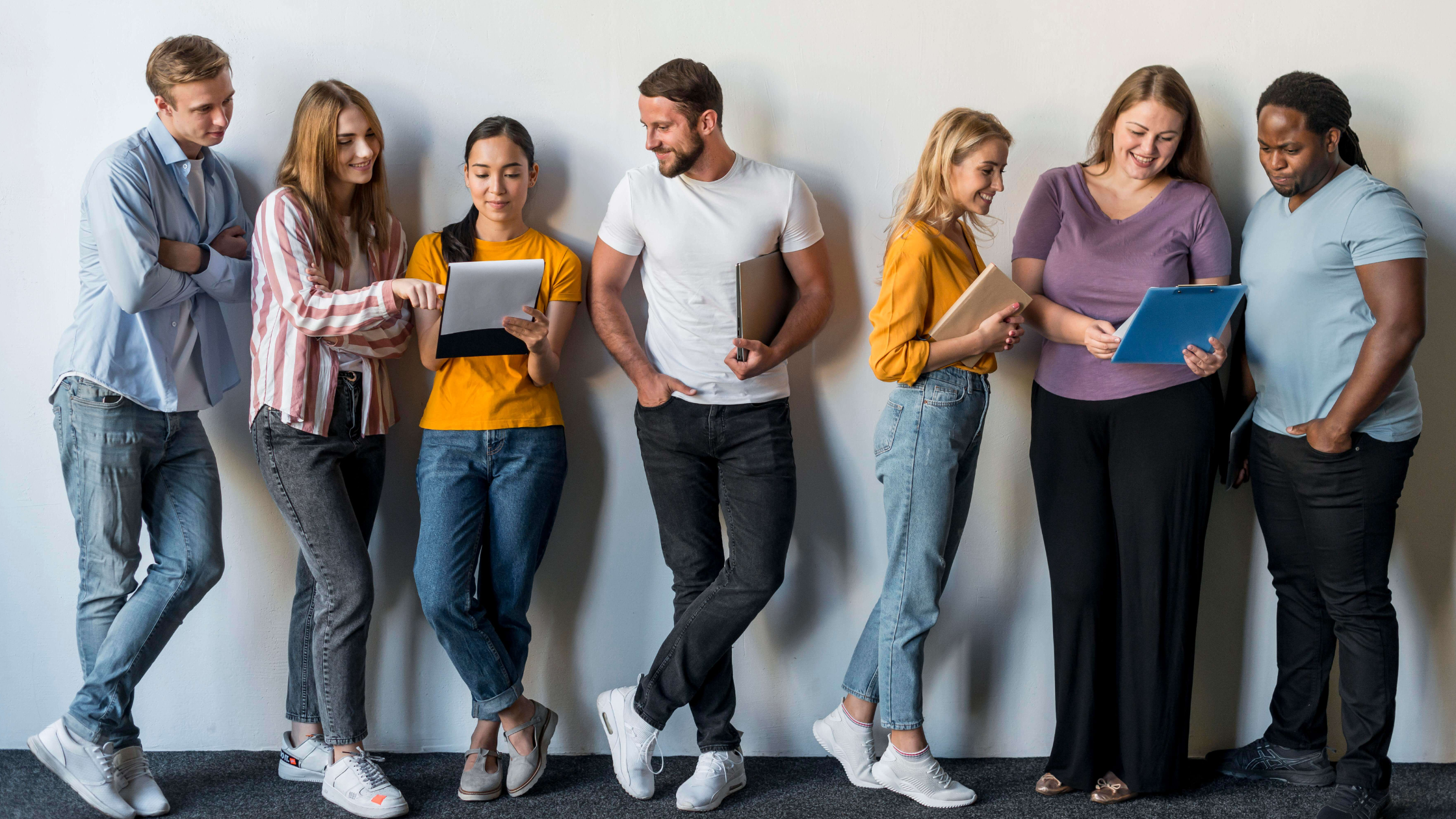 Jovens profissionais em Portugal a preencher a declaração de IRS com confiança — aproveita o regime IRS Jovem 2025-2026 e descobre quanto podes poupar com As Tuas Ajudas.